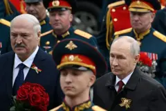 Лукашенко і Путін у чорних плащах стоять на параді в оточені військових