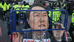 韓國總統尹錫悅被彈劾以後，首爾的街頭集會上有示威者展示喻意尹錫悅入獄的道具。