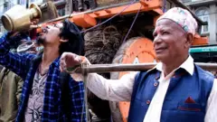 जात्रामा पानी खाँदै
