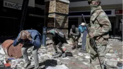 bir asker ve gözaltına alınanlar