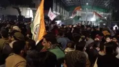 டெல்லி போலீஸ் தலைமையகத்தின் முன்பாக நடந்த போராட்டம்