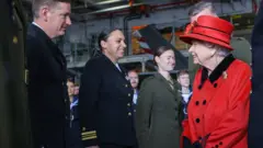 英國女王伊麗莎白二世在航空母艦伊麗莎白女王號出發前視察。