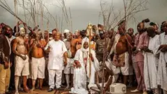 Ọọni Ifẹ atawọn ẹmẹsẹ rẹ joko