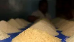 বাজারে বাড়ছে চালের দাম, যদিও সংশ্লিষ্টরা বলছেন এর যৌক্তিক কারণ নেই