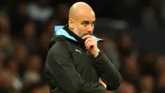 Le patron de Manchester City, Pep Guardiola, semble pensif lors de la défaite en Premier League contre Tottenham
