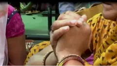 लखनऊ में धरने पर बैठा परिवार