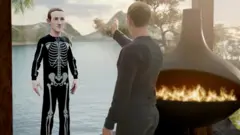 Mark Zuckerberg, Facebook'un adını 'Meta' olarak değiştirdiğini açıkladığı basın toplantısında 'metaverse'te kendi avatarıyla konuştu.