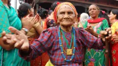 पशुपतिनाथ मन्दिर परिसरमा नाचगान गर्दै व्रतालु