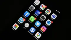 ভারতে কোটি কোটি মানুষের মোবাইল ফোনে একাধিক সোশ্যাল মিডিয়া অ্যাপ আছে