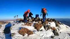 ګڼ هېوادونه سیلانیانو او طبیعت خوښونکو ته د اسانۍ لپاره د خپلو څوکو او لوړو سیمو کوژو او لمنو کې د توپوګرافۍ نقشې، مالوماتي لیک دړې او د ګرځندوی لارښود لګوي.