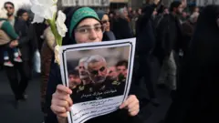 İran'da Kasım Süleymani'nin öldürülmesine karşı düzenlenen protestolardan bir kare