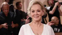 2026年1月11日、カリフォルニア州ビバリーヒルズのビバリー・ヒルトン・ホテルで開催された第83回ゴールデングローブ賞授賞式に出席するアメリカ人女優ジーン・スマート(写真提供:マイケル・トラン/AFP、ゲッティイメージズ)