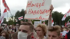 Плакат в поддержку Алексея Навального на протесте в Минске