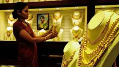 বাজারে সব ধরণের স্বর্ণেই ভরি প্রতি এক হাজার টাকার বেশি বেড়েছে বলে জানিয়েছে বাংলাদেশ জুয়েলারি সমিতি।