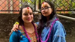 तिहारमा टिका लगाएपछि दिदीबहिनी।