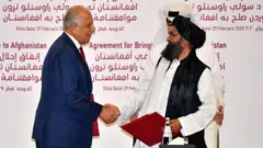ABD'nin Afganistan Özel Temsilcisi Zalmay Khalilzad ve Taliban'ın kurucularından Abdül Gani Baradar