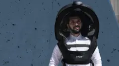 يزن القيسي يرتدي خوذته