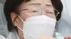 이용수 할머니는 손해배상 청구 소송이 각하되자 취재진에게 "너무 황당하다"는 반응을 보였다