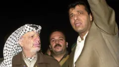 محمد دہلان فلسطینی رہنما یاسر عرفات کے ساتھ