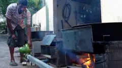 எரிவாயு தட்டுப்பாடு - இலங்கை மக்களுக்கு கைக்கொடுக்கும் கரி அடுப்பு