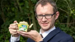 另外兩個幾乎一摸一樣的酒壺分別陳列於台灣和中國大陸的博物館中。