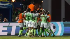 Les Super Eagles du Nigeria célèbrent leur victoire sur le Cameroun.