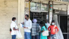 भारतमा सामाजिक दूरी कायम राख्ने काम निकै चुनौतिपूर्ण बनेको छ।