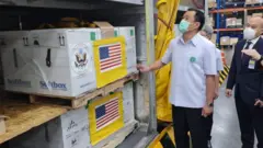 นายอนุทิน ชาญวีรกูล รองนายกรัฐมนตรีและรัฐมนตรีว่าการกระทรวงสาธารณสุข ร่วมพิธีรับวัคซีนไฟเซอร์ที่สหรัฐฯ บริจาคให้ไทยซึ่งมาถึงวันที่ 30 ก.ค.