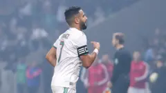 Riyad Mahrez jubile après avoir marqué un but.