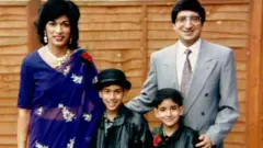 ऋषि सुनक (बायाँबाट दोस्रो) आफ्ना भाइ र आमाबुवासँग