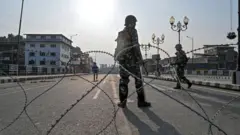 রাস্তাঘাট সব ব্লক করে রেখেছে নিরাপত্তা বাহিনী