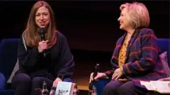 Hillary Clinton (iburyo) ari mu Bwongereza aho ari kwamamaza igitabo yandikanye n'umukobwa we Chelsea Clinton (ibumoso)