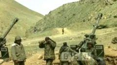 कारगिल युद्धाच्या काळात बीबीसीने भारत तसंच पाकिस्तानातून केलेल्या वृत्तांकनाचं हे संग्रहित फुटेज पाहा.