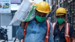 கட்டுமானத் தொழிலில் புலம் பெயர் தொழிலாளர்கள்.