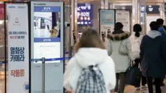 설 명절 연휴 첫날을 맞은 11일 오전 서울 용산구 용산역에서 승객들이 코로나19 확산 방지를 위해 탑승 전 열화상 카메라 앞을 지나고 있다