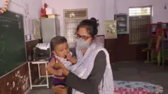 अपने बच्चे के साथ राधिका गामित