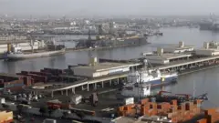 Le port de Dakar est très proche des lieux d'habitations