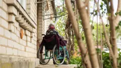 женщина на коляске