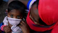 తల్లి ఒడిలో చిన్నారి