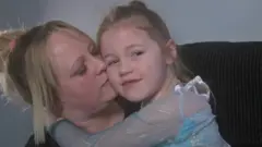 Clare dan anaknya Sophie.