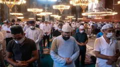 اولین نماز جمعه در ایا‌صوفیه بعد از ۸۶ سال؛ نمازگزاران روی شمایل‌های مسیحی را پوشاندند