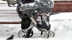 வீட்டின் பால்கனியில் குழந்தை உறைந்துபோனது