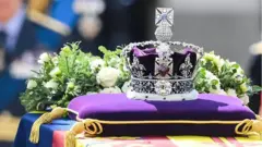 મહારાણી એલિઝાબેથની શબપેટી ઉપર તાજ મૂકવામાં આવ્યો છે