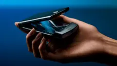 Novi Razr telefon je malo tanji u odnosu na originalni model iz 2004. godine.