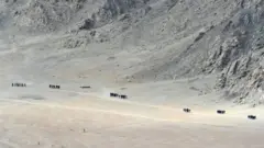最近一名中國軍人在拉達克附近邊界走失落入印軍手中，自去年加勒萬河谷衝突以來，中印邊界一直持續緊張。圖為印軍在拉達克巡邏