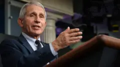Dr Anthony Fauci, umujyanama mukuru mu buvuzi wa Perezida w'Amerika Joe Biden, mu biro bya perezida bya White House