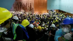 manifestantes no saguão do Parlamento1win brasilHong Kong