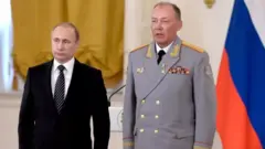 Vladimir Putin dan Aleksandr Dvornikov di Moskow.