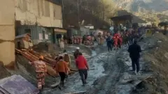 Equipos de rescate trabajan afuera de un túnel luego de que parte de un glaciar cayera y causara una inundación en Tapovan, en el estado de Uttarakhand, en el norte de India, el 8 de febrero de 2021.