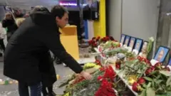 મૃતકોને અંજલિ આફી રહેલો નાગરિક